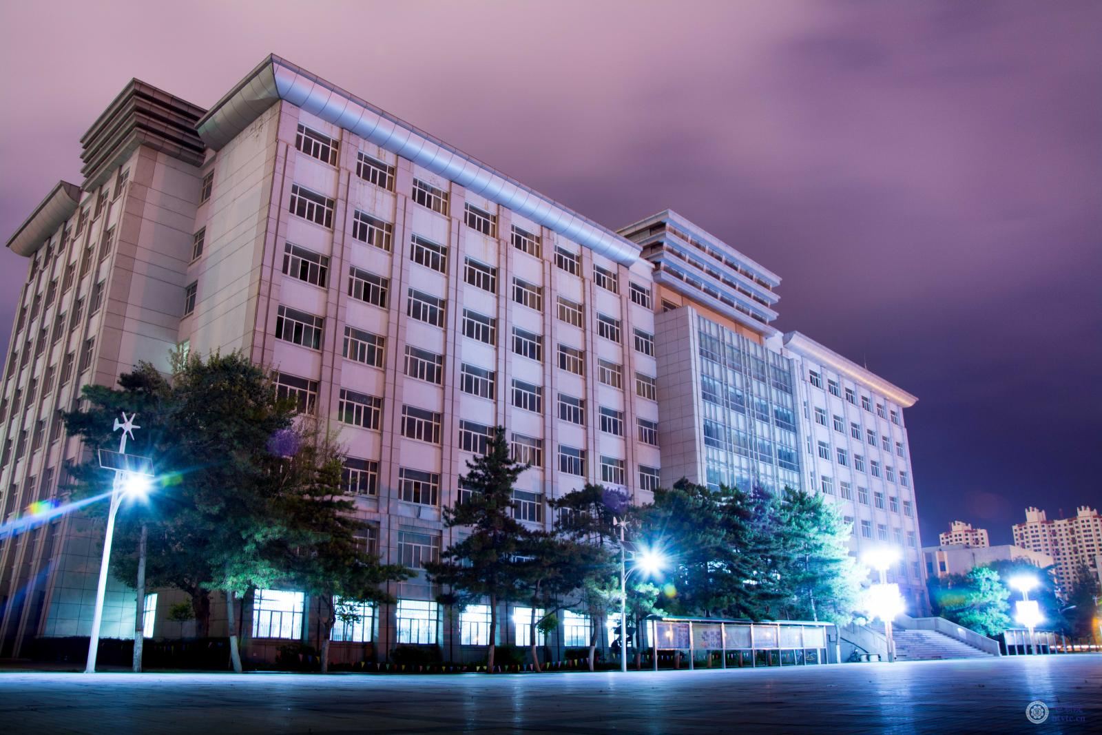 8校园风采-呼得木林校区夜景_new.jpg